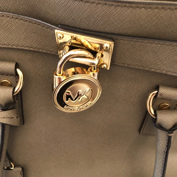 Michael Kors Saffiano purse with Dust Bag - Picture 3 of 7